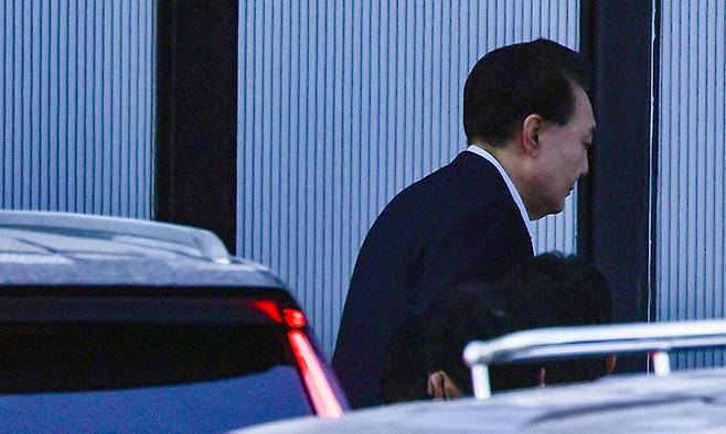 내란 우두머리와 직권남용 권리행사 방해 혐의를 받는 윤석열 대통령이 15일 경기 과천시 정부과천청사 내 고위공직자범죄수사처에 출석하고 있다. 공동취재사진