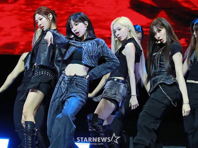 걸그룹 에스파가 서울 용산구 블루스퀘어에서 진행된 첫 정규 앨범 '아마겟돈'(Armageddon) 발매기념 쇼케이스에서 신곡을 선보이고 있다. /2024.05.27 /사진=이동훈