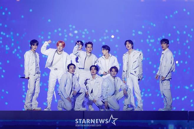 그룹 트레저가 일본 오사카 교세라 돔에서 진행된 '2024 마마어워즈 재팬'(2024 MAMA AWARDS JAPAN)에서 멋진 무대를 펼치고 있다. /사진제공=CJENM 2024.11.22 /사진=이동훈 photoguy@