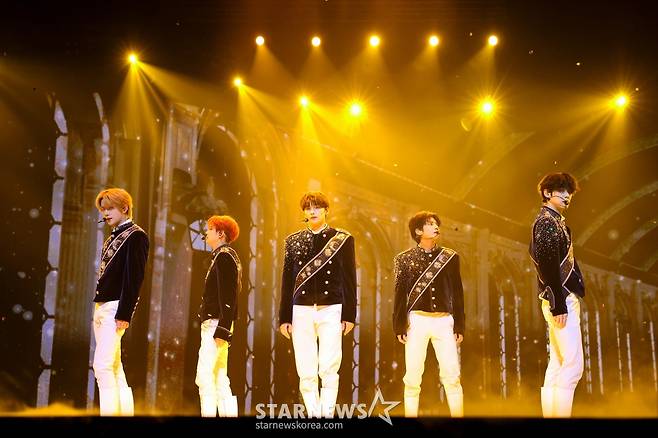 보이 그룹 투모로우바이투게더(TOMORROW X TOGETHER)가 서울 송파구 방이동 올림픽공원 KSPO DOME에서 진행된 세 번째 월드투어 서울 앙코르 콘서트 'TOMORROW X TOGETHER WORLD TOUR ENCORE IN SEOUL'에서 멋진 무대를 선보이고 있다. / 사진제공=빅히트뮤직 /사진=김창현 chmt@