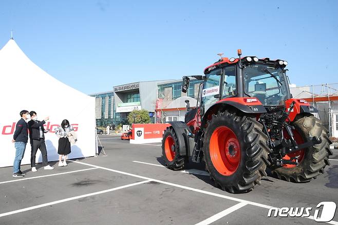 8일 제주 서귀포시 제주도농업기술원에서 열린 '제1회 국제 농기계 전동화·자율주행 엑스포'에서 ㈜대동 관계자가 자율주행 트랙터를 선보이고 있다.2022.11.8/뉴스1 ⓒ News1 오현지 기자