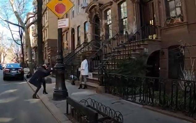 미국 드라마 '섹스앤더시티' 촬영지인 뉴욕 맨해튼의 한 아파트 앞에서 관광객들이 사진을 찍고 있다. 유튜브 캡처, 연합뉴스