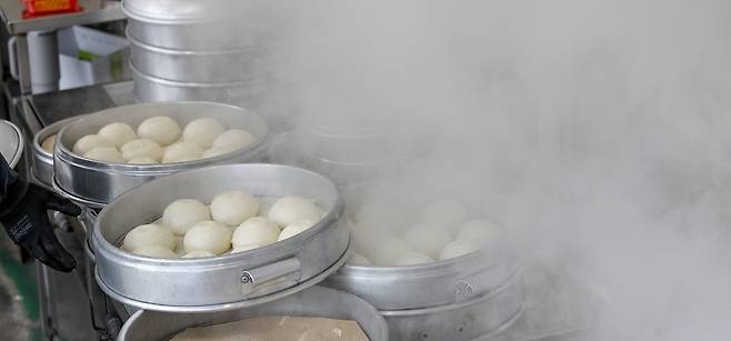 대구의 한 찐빵 가게에서 김이 오르고 있다. /연합뉴스