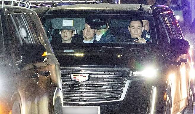 내란 우두머리 혐의로 고위공직자범죄수사처에 체포돼 첫날 조사를 마친 윤석열 대통령이 15일 오후 경기 의왕시 서울구치소로 향하고 있다.ⓒ연합뉴스