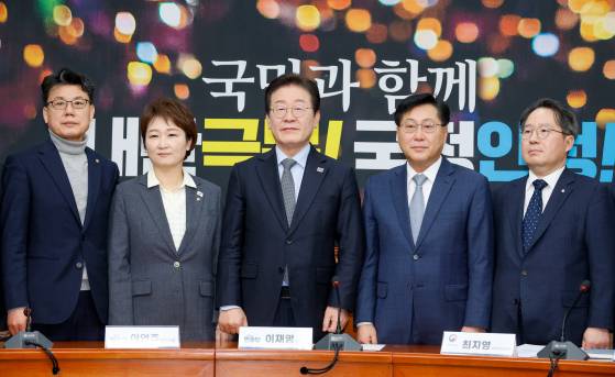 이재명 더불어민주당 대표가 8일 서울 여의도 국회에서 열린 외환시장 점검을 위한 관계기관 간담회에 참석해 기념 촬영하고 있다. 왼쪽부터 진성준 정책위의장, 이언주 최고위원, 이 대표, 최지영 기획재정부 국제경제관리관, 권민수 한국은행 부총재보. 뉴스1