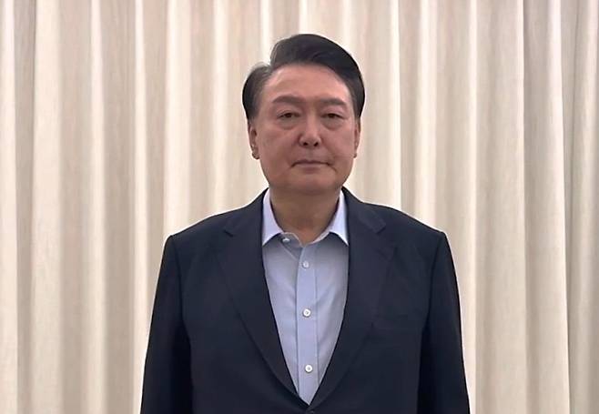 윤석열 대통령이 15일 오전 서울 용산구 한남동 관저에서 헌정사 첫 현직 대통령 체포영장 집행 직전 대국민 담화를 발표하고 있다. / 사진=대통령실