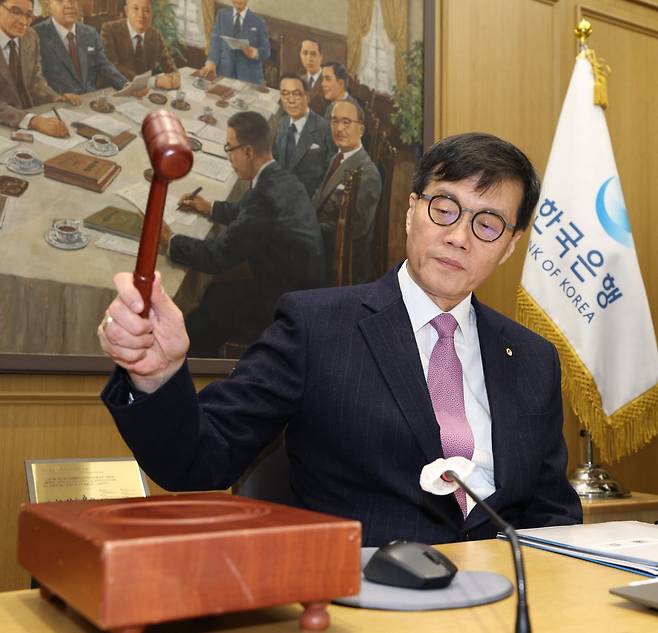 이창용 한국은행 총재가 16일 오전 서울 중구 한국은행에서 열린 금융통화위원회 본회의에서 의사봉을 두드리고 있다. 2025.01.16 사진공동취재단