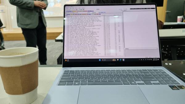 카페에서 갤럭시 북4 엣지를 사용한 모습. 정옥재 기자