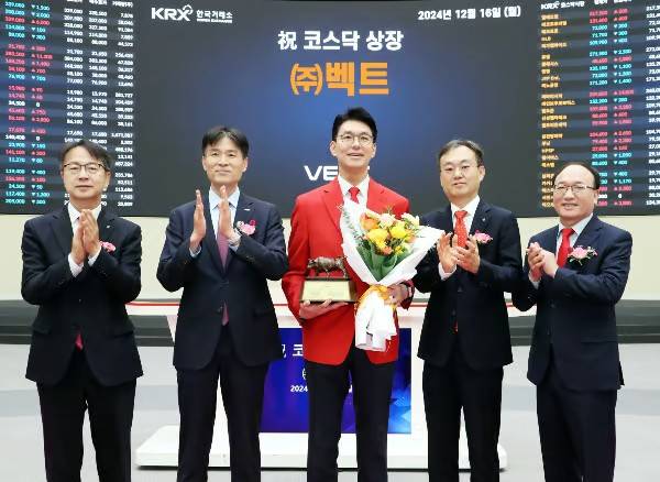 디지털 사이니지 콘텐츠 전문 기업 벡트의 주가가 공모가 수준으로 하락했으나 안정적인 실적과 글로벌 디지털 사이니지 시장의 급성장세에 힘입어 벡트의 장기적인 사업 전망은 여전히 긍정적이라는 평가가 나온다. 사진은 지난해 12월 한국거래소 서울사옥 홍보관에서 열린 벡트의 코스닥시장 상장기념 촬영식에 민경욱 한국거래소 코스닥시장본부장(왼쪽서 2번째), 유창수 벡트 대표이사(가운데) 등이 참석한 모습. /사진=한국거래소