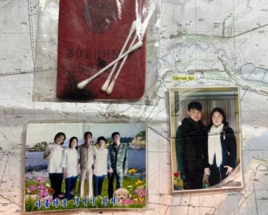 전사한 북한군이 소지하고 있던 사진과 신분증. NK인사이더 제공