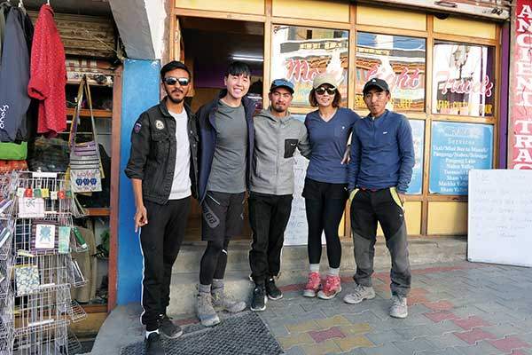 트레킹 후 일행과 함께 기념사진을 남겼다. 여행사대표, 박정후, 포터, 필자, 가이드 순(왼쪽부터).