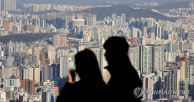 서울 아파트 거래 4개월 연속 감소 (서울=연합뉴스) 진연수 기자 = 강력한 대출 규제가 이어지며 서울 아파트 거래가 4개월 연속 감소했다. 국토교통부가 31일 공개한 '11월 주택 통계'를 보면 아파트 거래를 포함한 지난달 전국 주택 매매량은 4만 9천114건으로 전월(5만 6천579건)보다 13.2% 떨어졌다. 특히 서울 아파트(3천773건)는 5.7% 감소하며 4개월째 거래량이 축소됐다. 사진은 이날 서울 남산에서 바라본 시내 아파트 단지. 2024.12.31 jin90@yna.co.kr