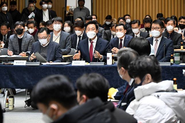 오세훈 서울시장이 14일 오후 서울시청 대회의실에서 열린 '규제 풀어 민생 살리기 대토론회'에서 시민의 규제 철폐 의견에 답변하고 있다./사진=서울시