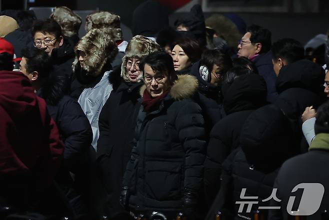 고위공직자범죄수사처(공수처)가 윤석열 대통령 2차 체포영장 집행에 나설 것으로 전망되는 가운데 15일 오전 서울 용산구 한남동 대통령 관저 앞에 윤상현 국민의힘 의원을 비롯한 당직자들이 집결해 있다. 2025.1.15/뉴스1 ⓒ News1 김진환 기자