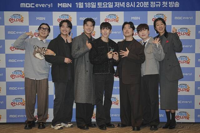 방송인 하하, 래퍼 지조, 배우 신정윤, 그룹 인피니트 동우, 배우 황성재, 방송인 남창희 홍진경(왼쪽부터)이 17일 오전 10시 30분 서울 마포구 스탠포드호텔에서 진행된 MBC에브리원·MBN 새 예능프로그램 '다 컸는데 안 나가요' 제작발표회에 참석했다. /MBC에브리원