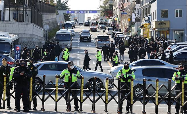 윤석열 대통령이 비상계엄 해제를 선언한 4일 서울 용산구 대통령실 입구가 경찰에 의해 통제되고 있다./뉴스1