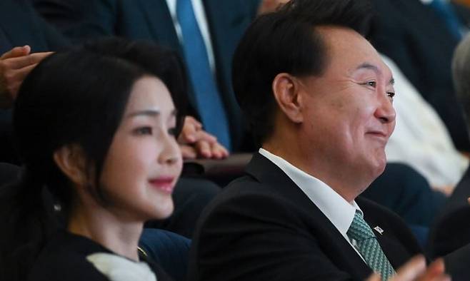 윤석열 대통령과 김건희 여사가 2024년 6월12일 카자흐스탄 아스타나 드라마극장에서 열린 ‘한-카자흐스탄 문화공연’에 참석해 공연을 관람하고 있다. 대통령실 제공
