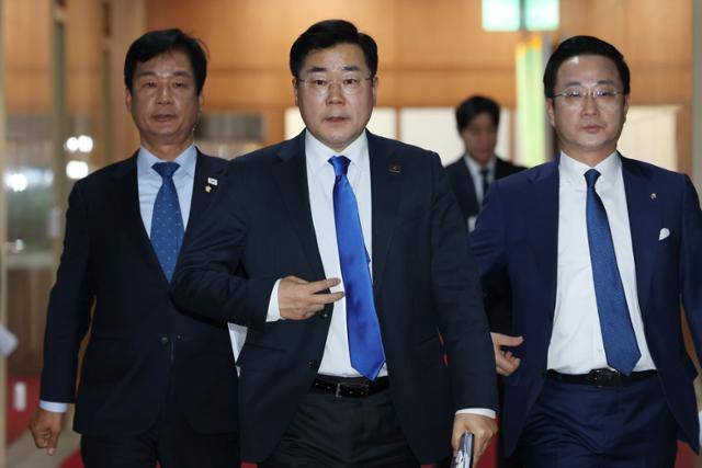 박찬대 더불어민주당 원내대표가 17일 오후 서울 여의도 국회에서 열린 특검법 협의를 위한 국회의장 주재 여야 원내대표 회동을 마친 뒤 의장실을 나서고 있다. 뉴스1