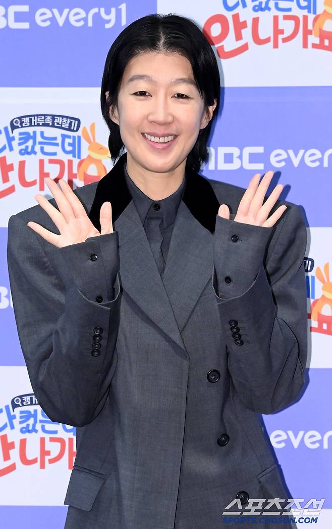17일 서울 상암동 스탠포드 호텔에서 열린 MBC에브리원·MBN '다 컸는데 안 나가요'의 제작발표회, 홍진경이 포토타임을 갖고 있다. 허상욱 기자 wook@sportchosun.com/2025.01.17/