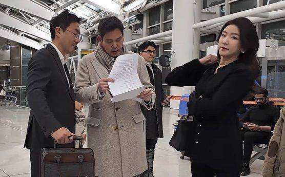 정용진 신세계그룹 회장과 배우자 한지희 씨가 17일(현지시간) 뉴욕 JFK 국제공항을 통해 입국하고 있다. 정 회장은 오는 20일 워싱턴 D.C.에서 열리는 도널드 트럼프 미국 대통령 당선인의 취임식에 참석한다. 사진=뉴욕 특파원 공동 취재단