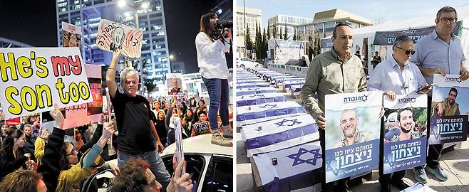 16일 이스라엘 텔아비브에 있는 국방부 앞에서 하마스에게 끌려간 이스라엘 인질 가족들과 휴전에 찬성하는 시민들이 휴전 타결을 환영하는 집회를 벌이고 있다(왼쪽). 반면 같은 날 예루살렘 대법원 앞에선 이스라엘 전사자와 일부 인질 가족으로 구성된 우파 시위대가 휴전 반대 시위를 벌였다(오른쪽). 이들은 이스라엘 국기를 덮은 빈 관들을 전시한 뒤, '휴전으로 인해 죽어나갈 이스라엘 국민들'을 상징한다고 했다. 이스라엘이 하마스와의 휴전을 두고 두 쪽으로 갈라져 갈등을 겪는 모습이다. /AFP·EPA 연합뉴스