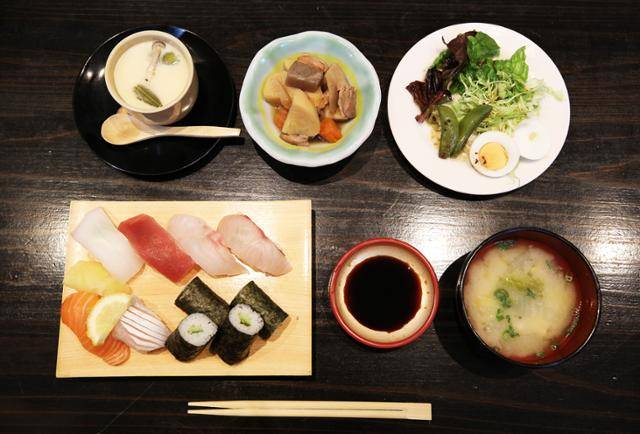 이부스키역 광장 건너편 루리카제 식당의 스시정식 나노하나. ⓒ박준규