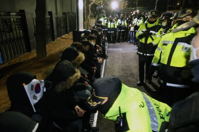 법원 담장을 넘어 연행된 윤 대통령 지지자들. 연합뉴스