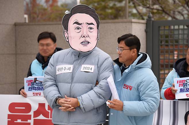 지난달 9일 대전경찰청 앞에서 열린 진보당 대전시당 주최 ‘내란수괴 윤석열 즉각 체포’ 기자회견 중 정현우 시당위원장이 수의를 입은 윤 대통령을 끌고 가는 퍼포먼스를 하고 있다. 진보당 대전시당 제공