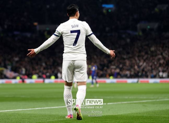 ▲ 손흥민이 알려지지 않은 수술을 받았다는 의혹이 제기되면서, 그의 부상 상태와 기량 하락이 토트넘이 이적을 고려하는 주된 이유로 꼽히고 있다. 10년 동안 팀을 위해 헌신한 손흥민에게 이러한 대우가 배신으로 다가올 수 있다는 비판의 목소리도 적지 않다. 1년 연장 옵션 행사를 발표한 토트넘은 "손흥민은 우리와 함께하는 동안 '글로벌 스타'가 됐고, 현 시대 토트넘의 위대한 선수가 됐다"고 평가했다. 2019년 4월 크리스탈 팰리스와 프리미어리그 경기에서 현재 토트넘 홈구장인 토트넘 홋스퍼 스타디움 '개장 1호 골' 주인공이 되는 등 "여러 상징적인 골을 넣으며 우리의 역사에 자리 잡았다"고 치켜세웠다.