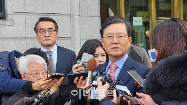 윤석열 대통령 측 변호인단 윤갑근 변호사가 지난달 27일 변론준비절차를 마치고 기자회견을 하고 있다. (사진=백주아 기자)