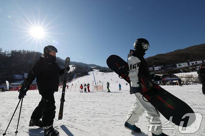경기 광주시 곤지암리조트 스키장에서 시민들이 스키와 보드를 타며 겨울을 만끽하고 있다. /뉴스1 ⓒ News1 김영운 기자