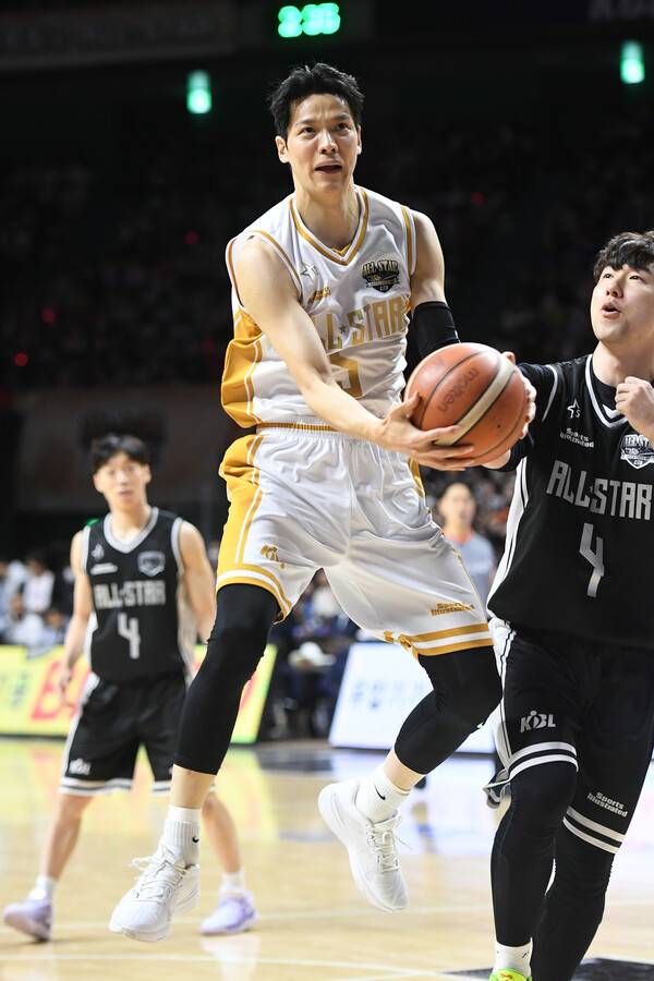 슛을 하는 팀 공아지의 김선형. 사진┃KBL