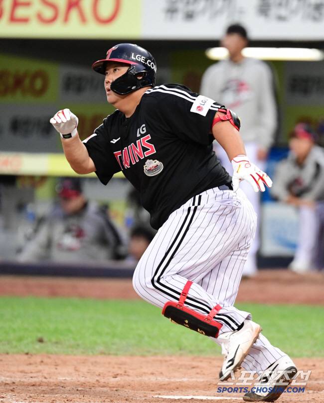 13일 대구 삼성라이온즈파크에서 열린 PO 1차전 삼성과 LG의 경기. 타격하고 있는 LG 김범석. 대구=송정헌 기자songs@sportschosun.com/2024.10.13/