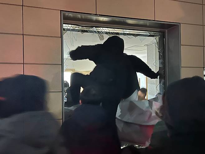 19일 새벽 윤석열 대통령에 대한 구속영장이 발부되자 서울 서부지법에 지지자들이 진입해 난동을 부리고 있다. /뉴스1