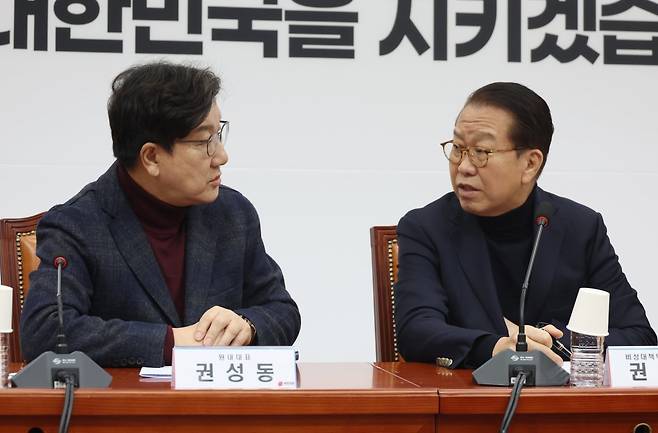 권영세 국민의힘 비상대책위원장과 권성동 원내대표가 19일 서울 여의도 국회에서 열린 긴급 비상대책위원회의에서 대화하고 있다. 2025.01.19 서울=뉴시스