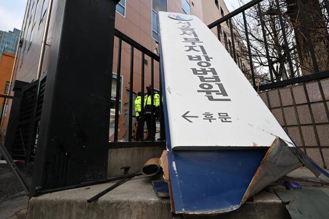 19일 서울서부지법 후문 현판이 파손돼 있다. 박시몬 기자