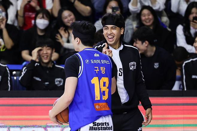 19일 사직실내체육관에서 열린 2024~25 KCC 프로농구 올스타전. 삼성 조준희(앞)가 구탕 유니폼을 입고 덩크슛을 준비하고있다. 사진=KBL