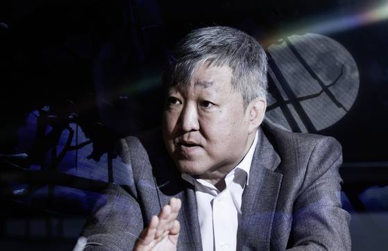 『퇴마록』시리즈에 재시동을 거는 소설가 이우혁이 극장판 애니메이션 개봉(2월 21일)을 앞두고 지난 14일 서울 논현동 애니메이션 제작사 로커스에서 중앙일보와 만났다. 권혁재 사진전문 기자