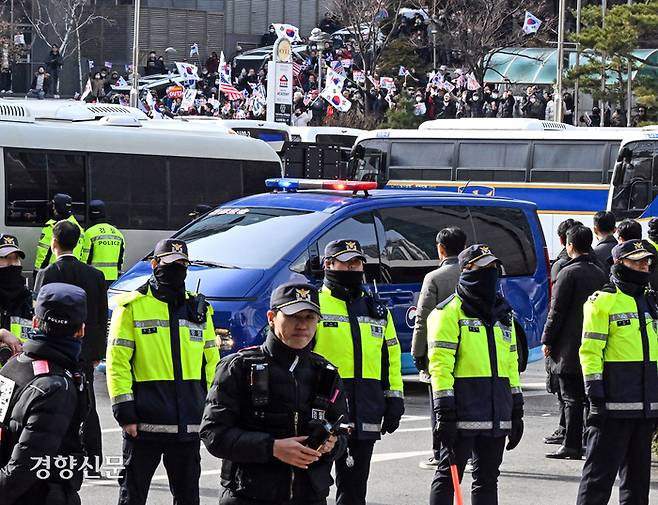 12·3 비상계엄 사태를 일으킨 윤석열 대통령이 탑승한 것으로 보이는 법무부 호송차량이 지난 18일 오후 서울 마포구 서울서부지법으로 들어오고 있다. 한수빈 기자