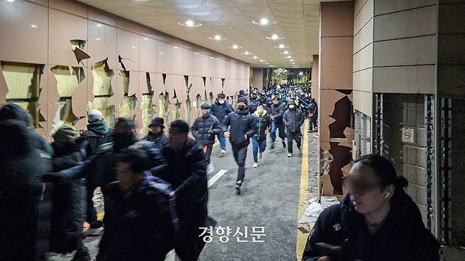 19일 새벽 윤석열 대통령이 구속되자 지지자들이 서울서부지법에 침입해 난동을 부리고 있다. 법원청사에서 경찰과 대치중이던 시위대가 경찰 진입에 놀라 도망가고 있다. 이준헌 기자