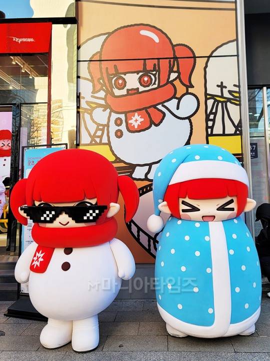 넥슨 던전앤파이터 팝업 스토어 '스노우메이지 인 강남' 앞에서 볼 수 있는 귀여운 스노우메이지 인형탈들. 사진촬영 : 이동근 기자