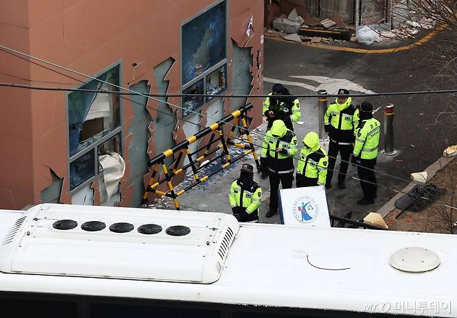 (서울=뉴스1) 오대일 기자 = 내란 우두머리 혐의를 받는 윤석열 대통령이 구속된 19일 오전 격분한 윤 대통령 지지자들이 난입해 유리창이 파손된 서울 마포구 서울서부지방법원 후문에서 경찰이 현장을 통제하고 있다. 윤 대통령은 이날 새벽 ‘12·3 비상계엄 사태’가 발생한지 47일 만이자, 고위공직자범죄수사처에 체포된 지 나흘 만에 구속됐다. 현직 대통령의 구속은 헌정사상 처음이다. 2025.1.19/뉴스1 Copyright (C) 뉴스1. All rights reserved. 무단 전재 및 재배포, AI학습 이용 금지. /사진=(서울=뉴스1) 오대일 기자