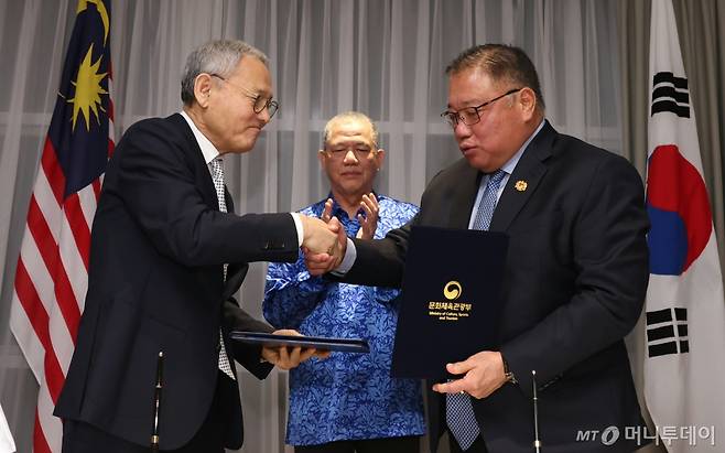 (서울=뉴스1) = 유인촌 문화체육관광부 장관이 18일(현지시간) 말레이시아 조호르바루 퍼사다 국제컨벤션센터에서 파딜라 유소프 말레이시아 부총리가 임석한 가운데 티옹 킹 싱 말레이시아 관광예술문화부 장관과 관광 협력 업무협약서에 서명한 뒤 교환하고 있다. (문화체육관광부 제공)2025.1.19/뉴스1 Copyright (C) 뉴스1. All rights reserved. 무단 전재 및 재배포, AI학습 이용 금지. /사진=(서울=뉴스1)