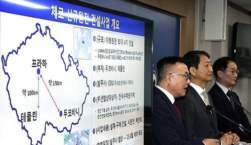 황주호 한국수력원자력 사장(왼쪽)이 작년 7월 18일 오전 정부세종청사에서 체코 신규원전 건설사업 우선협상대상자 선정과 관련한 브리핑에서 기자들 질문에 답하고 있다. 오른쪽은 안덕근 산업통상자원부 장관과 안세진 원전산업정책국장. 연합뉴스