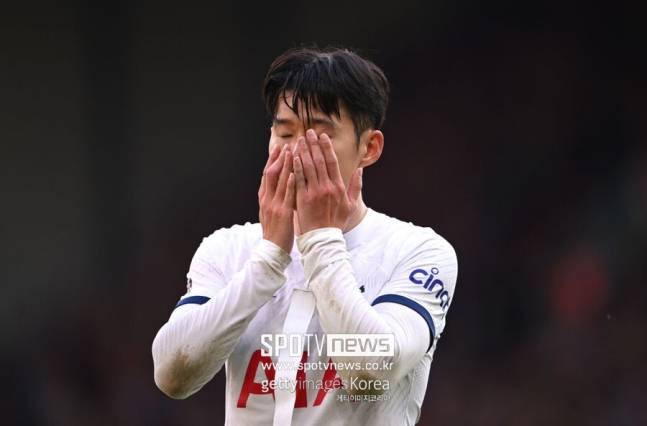 ▲ 토트넘이 손흥민의 계약을 연장한 이유가 이적료 확보를 위한 조치라는 의혹은 모두에게 복잡한 감정을 남긴다. 손흥민은 지난 10년 동안 팀에 헌신하며 토트넘 역사에 깊은 발자취를 남겼지만, 기량 저하와 건강 문제가 장기 계약으로 이어지지 않은 주요 요인으로 작용했다는 평이다.