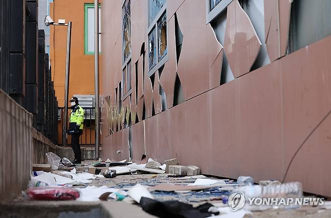 불법폭력사태 발생한 서부지법 (서울=연합뉴스) 임화영 기자 = 윤석열 대통령이 내란 우두머리 혐의로 구속되자 일부 지지자들이 서울서부지방법원 내부로 난입해 불법폭력사태를 일으킨 19일 오전 서부지법 외벽과 창문 등 시설물이 파손돼 있다. 2025.1.19
hwayoung7@yna.co.k