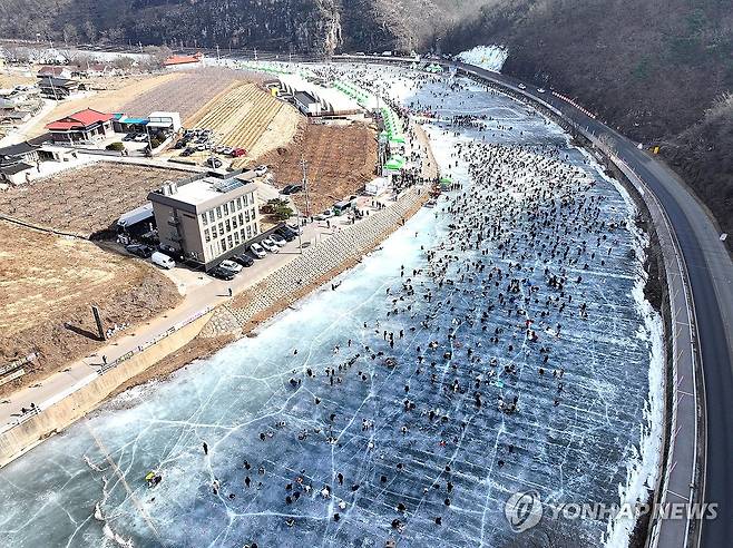 '2025 안동 암산얼음축제' (안동=연합뉴스) 윤관식 기자 = 19일 오후 경북 안동시 남후면 광음리 미천에서 열린 '암산얼음축제'가 빙어 낚시를 즐기는 관광객으로 북적이고 있다. 2025.1.19 psik@yna.co.kr