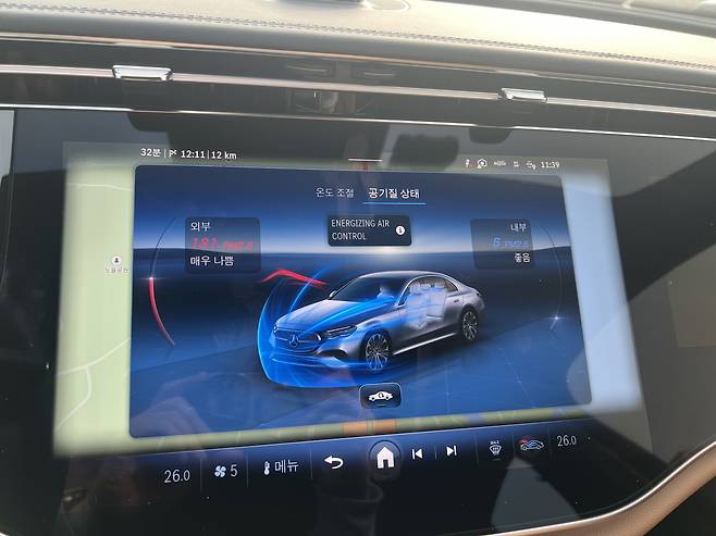 '시승 당일 미세먼지 농도가 나쁨으로 변해 마스크를 안 쓸 수 없는 상황이었다. 하지만 E클래스에는 에너자이징 에어 컨트롤 기능이 더해져 차내에서 만큼은 맑은 공기를 마실 수 있었다.' 사진=이상진