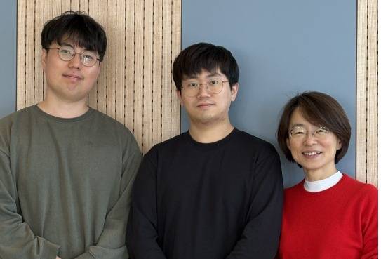 왼쪽부터 이 씨의 지도교수였던 윤인수 카이스트 전기및전자공학부 교수, 이승현 씨, 이 씨의 특기자 전형 당시 멘토 교수였던 류석영 전산학부 교수. 카이스트 제공