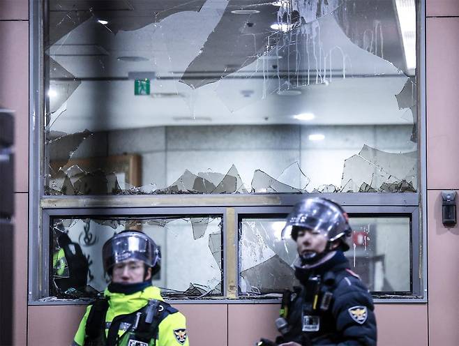 시위대가 부순 서울서부지법 창문 앞에서 경찰기동대가 경계를 서고 있다. 뉴시스